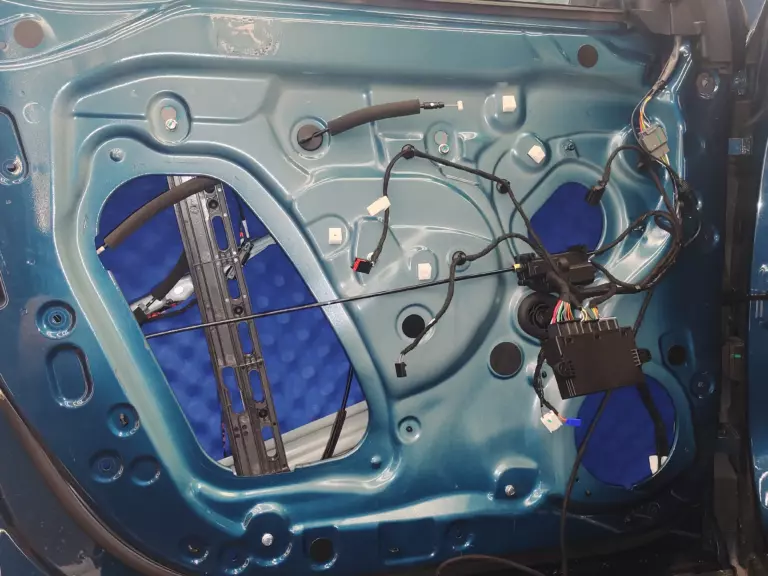 Geely Monjaro двер2