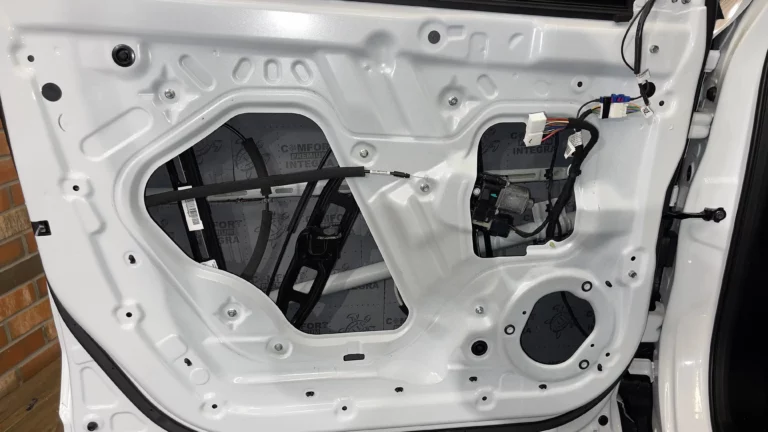 Шумоизоляция дверей HAVAL F7X белый-3