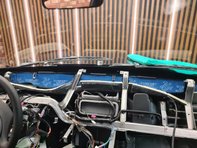 Шумоизоляция торпедо LADA Niva Travel-6