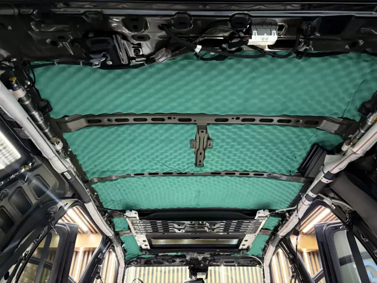 Пример шумоизоляции крыши Cadillac Escalade-3